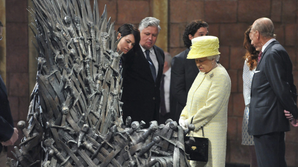 Reina Isabel II y el trono de hierro.