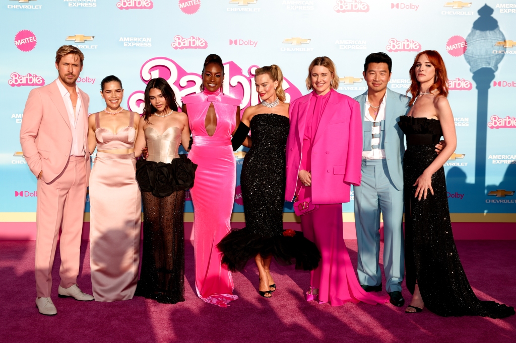 El elenco principal de Barbie posando en la premiere mundial de la cinta en Los Ángeles.