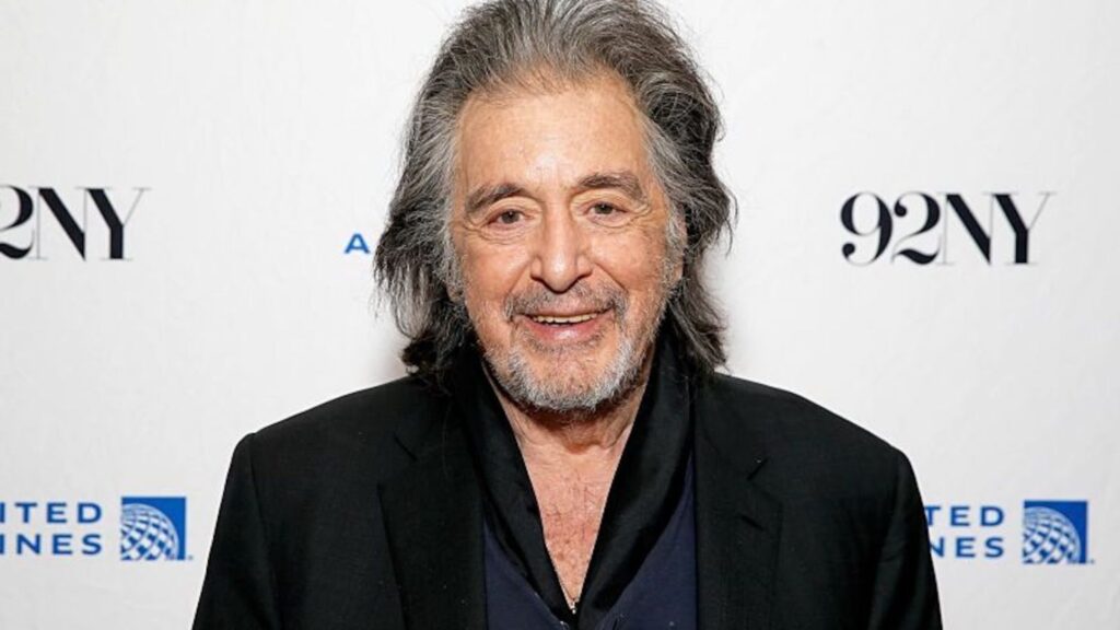 Pacino ha mantenido siempre una conexión con el teatro, participando regularmente en obras de Shakespeare, Chekhov y otros grandes dramaturgos.