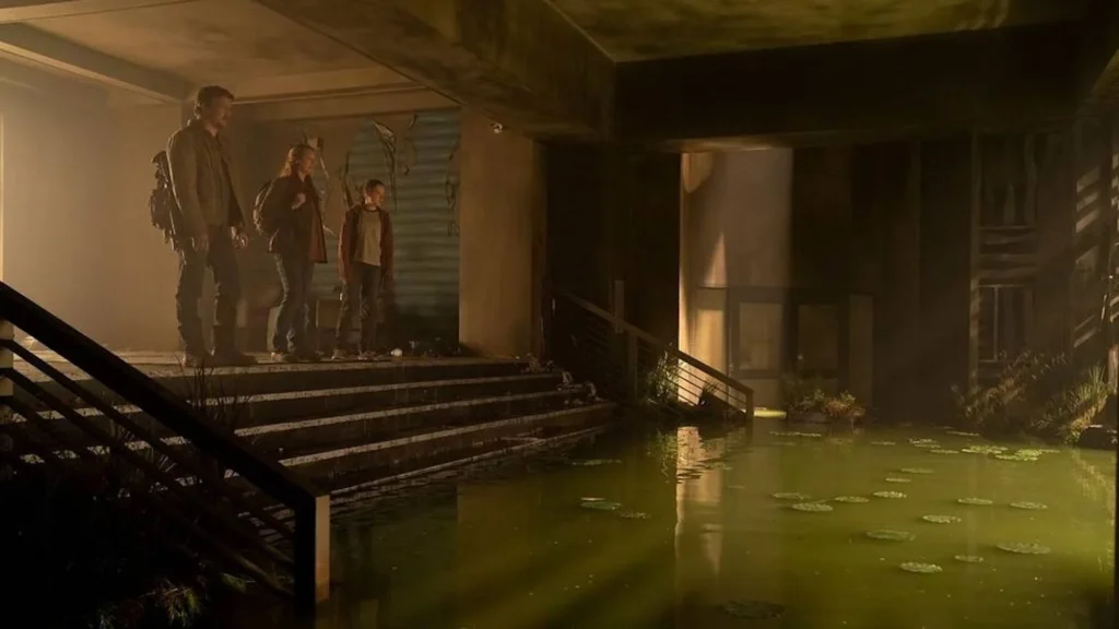 La exposición de The Last of Us convierte una esquina de la ciudad en un escenario postapocalíptico, lleno de vegetación, señales de advertencia y detalles sacados del videojuego.